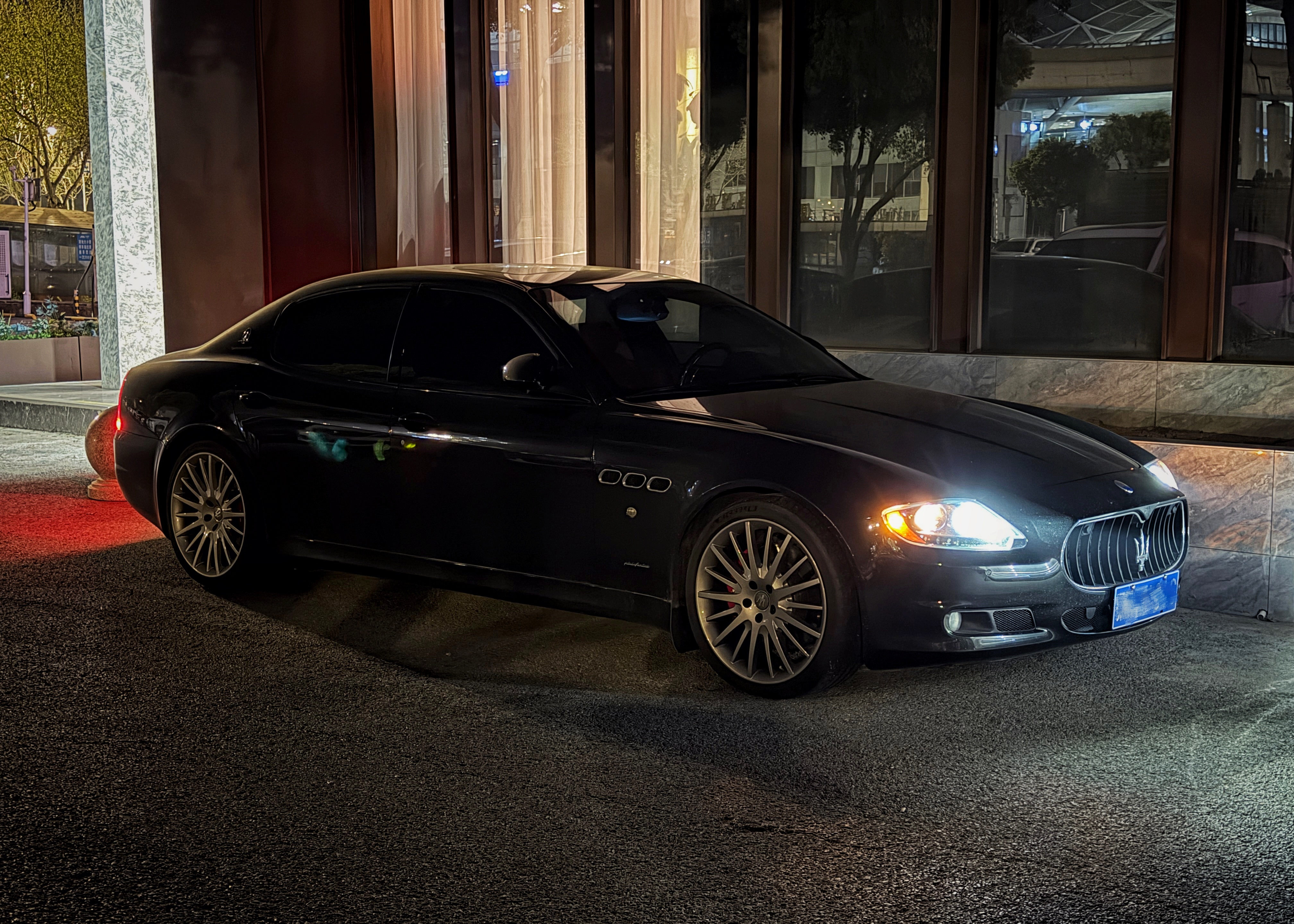 凌晨落地武汉，绕来高铁站把总裁取走。疲惫深夜能和一台帅的V8徐徐荡漾回家也是一件