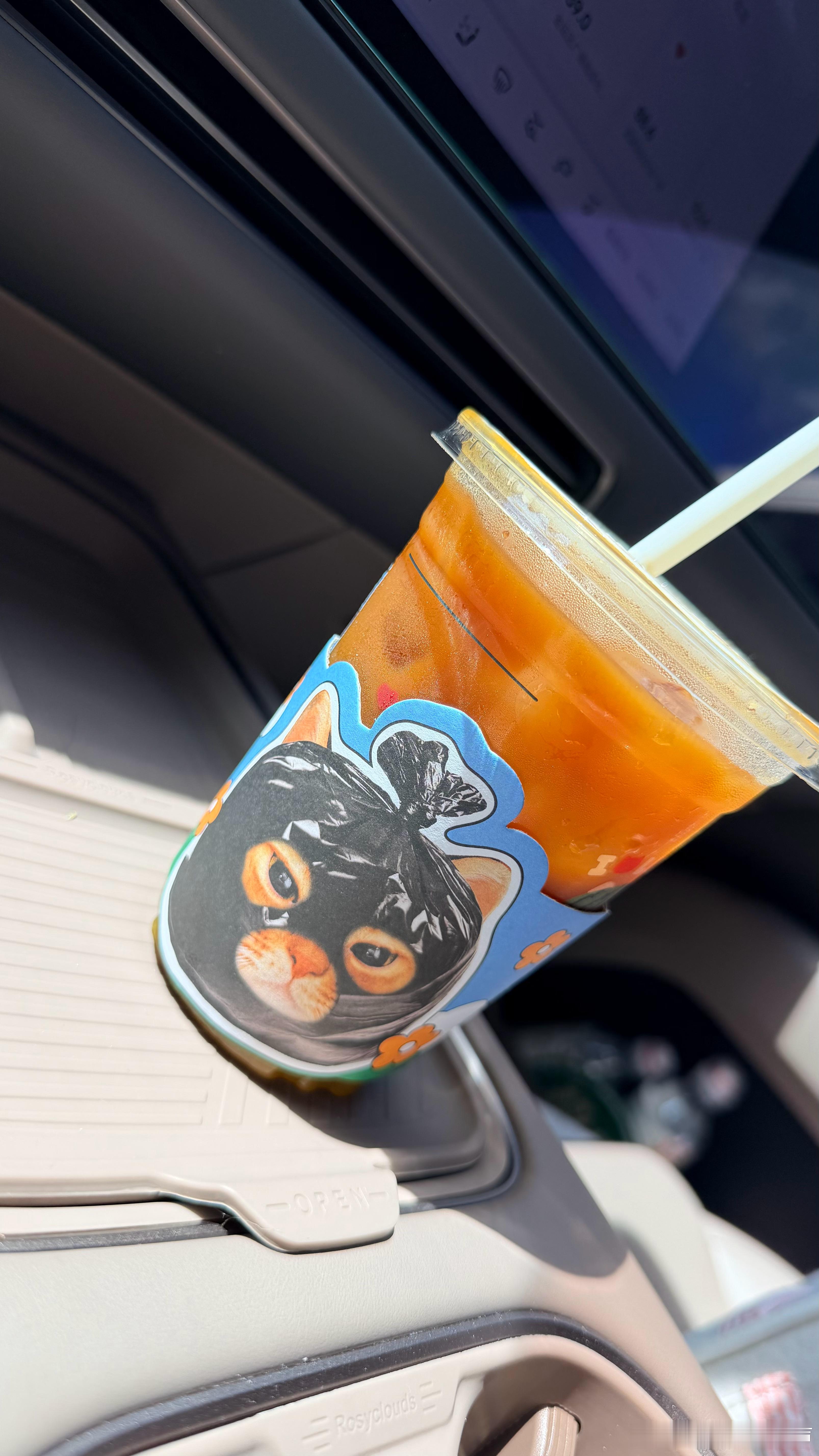 买了一杯瑞幸，结果给了这么个杯套？