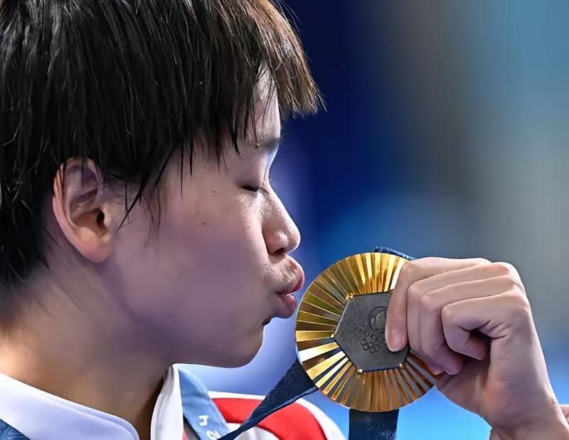 我现在比较好奇，水花征服者联盟的群主是谁？
还有将近300人的群，到底是哪些人？