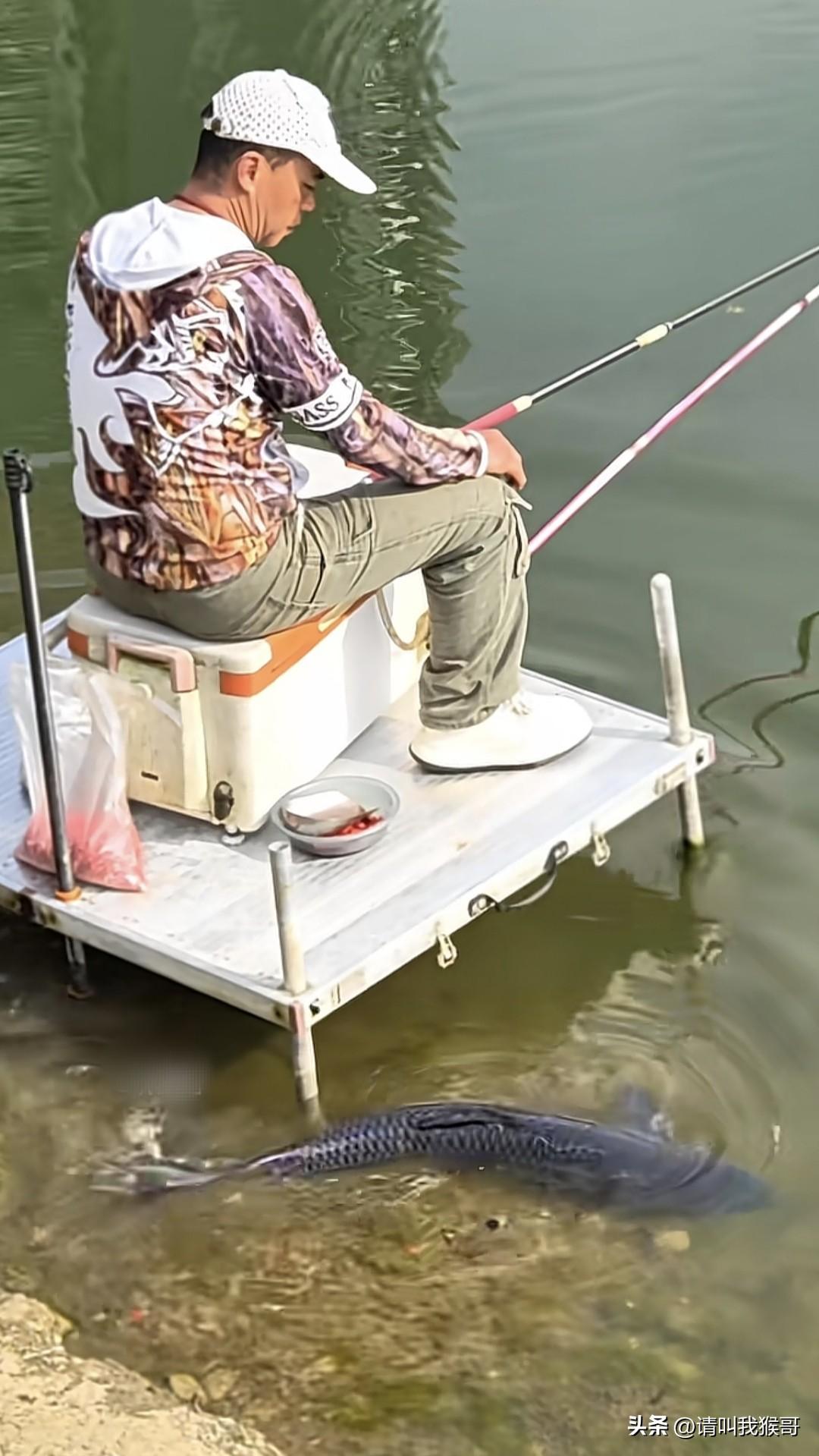 这哥们低头的那一瞬间在想什么？