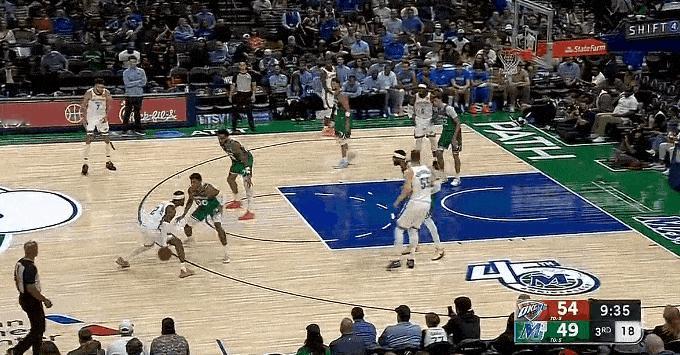 欢迎来到NBA！切特单臂隔扣弗拉格！
在今天NBA常规赛雷霆对阵独行侠的第三节比