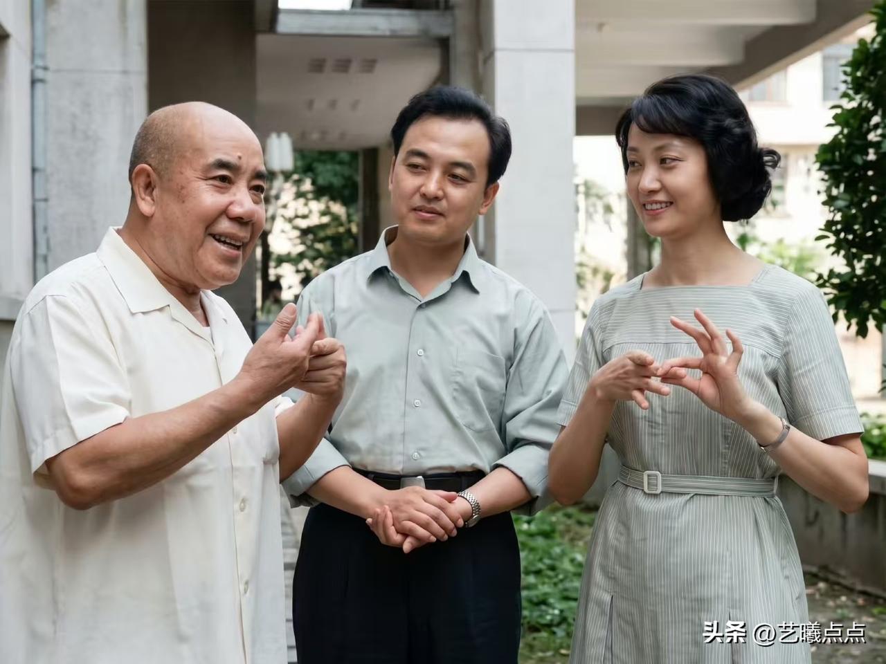 对于许多“60后”戏迷来说，京剧的记忆并非始于才子佳人、帝王将相，而是从那个火红