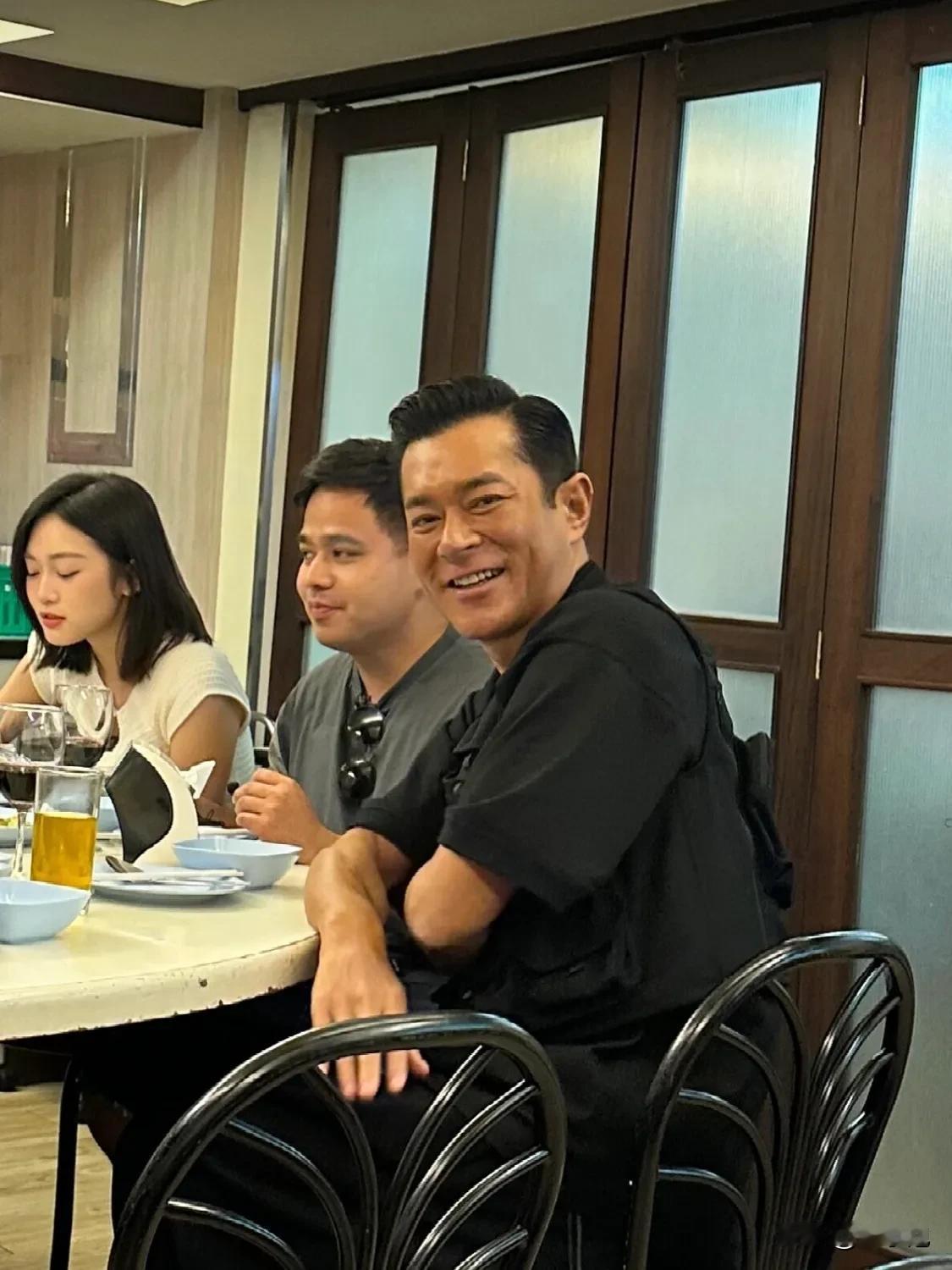原来现在的他不是不笑，只是笑得少。
不知道从几时开始，古天乐一直保持着酷酷的形象