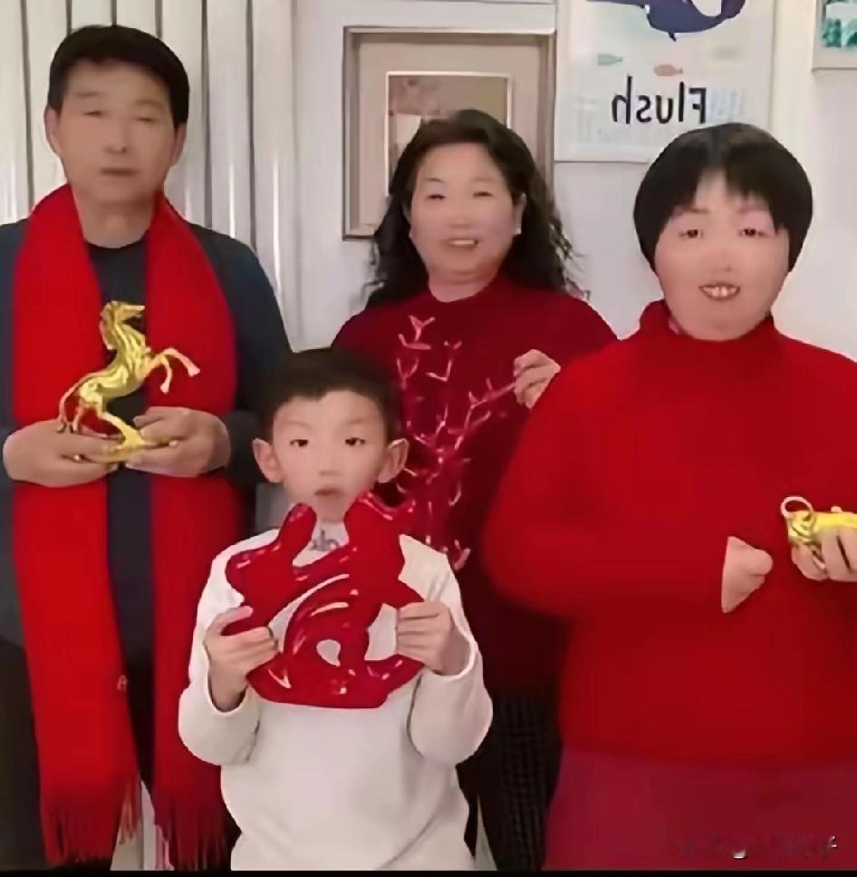 老杜马年晒出全家福，
一身红妆显龙马精神惹争议。
老杜在本命年身穿红妆，
神采奕