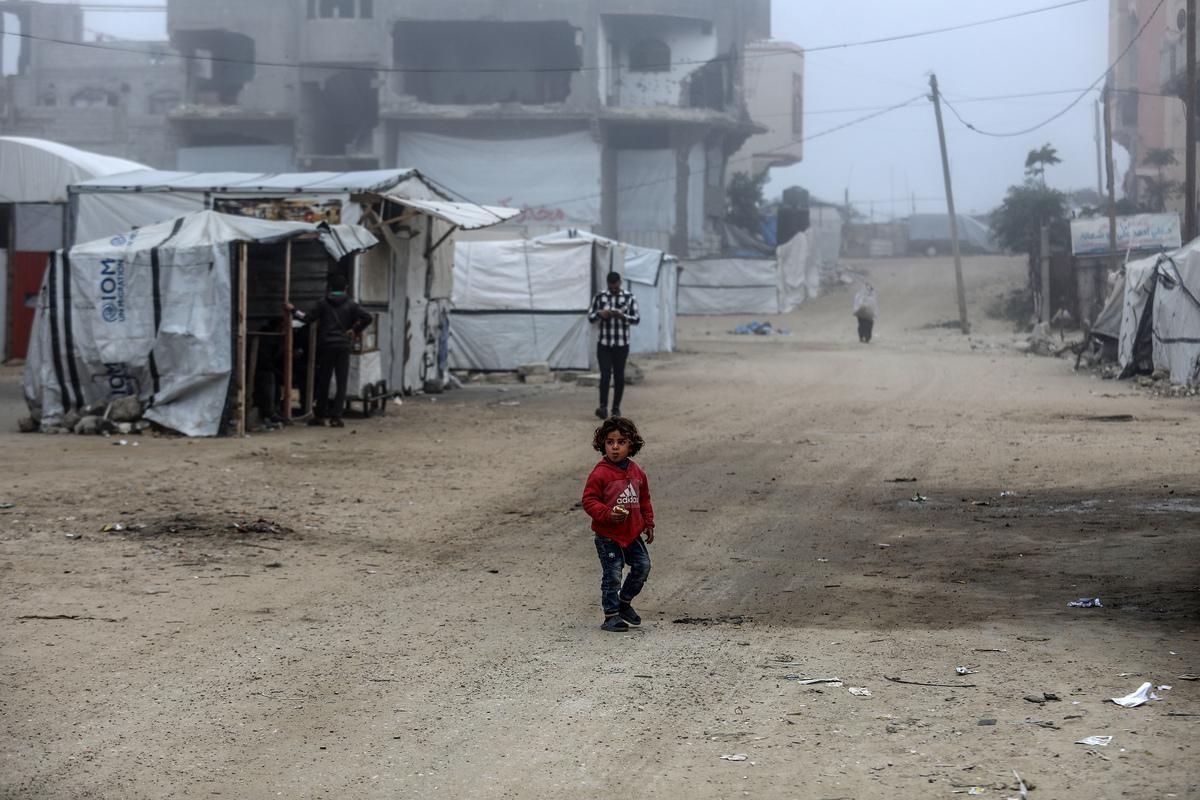 伊朗米纳卜市一所女子小学清晨遭导弹击中，建筑坍塌，至少165人遇难。
大多数是7