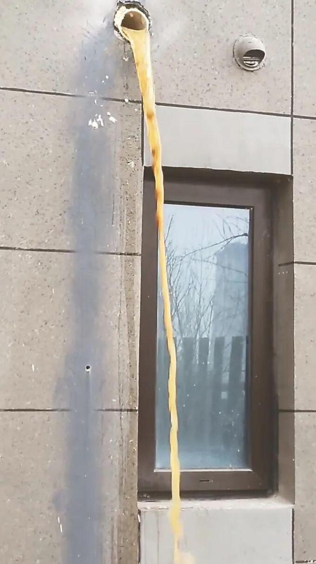 这事儿也太糟心了！有人花84万买了套新房，结果倒了大霉——二楼住户居然直接往楼下