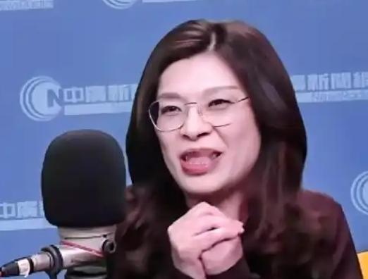 郑丽文再次谈和雷军见面的名场面，郑丽文称，本来想称呼雷军，雷兄的，后来发现雷军比