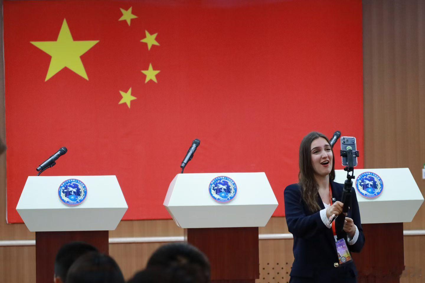 前方来报：问天阁，等待神23乘组亮相的外媒记者。 