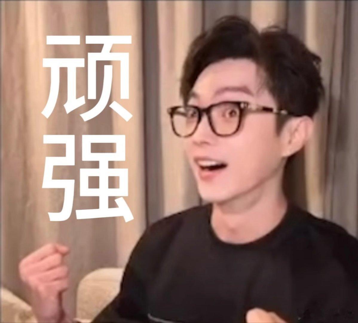 密逃特调小队2坦4怂四个人叠在一起挂在铁坦两侧，队伍外形看着滑稽又特别可爱。密室