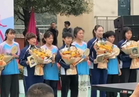 今天三八妇女节，活动照片一出来全网都在夸孙颖莎真好看，莎莎抱着鲜花笑得软萌又灿烂