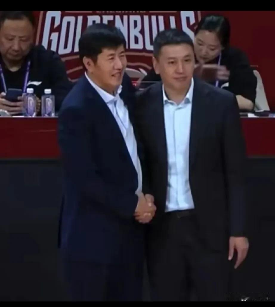 【好兄弟】
王世龙：丁哥你可以啊，领先12分被追平，吓得我蒙圈。
丁伟：咱哥俩水