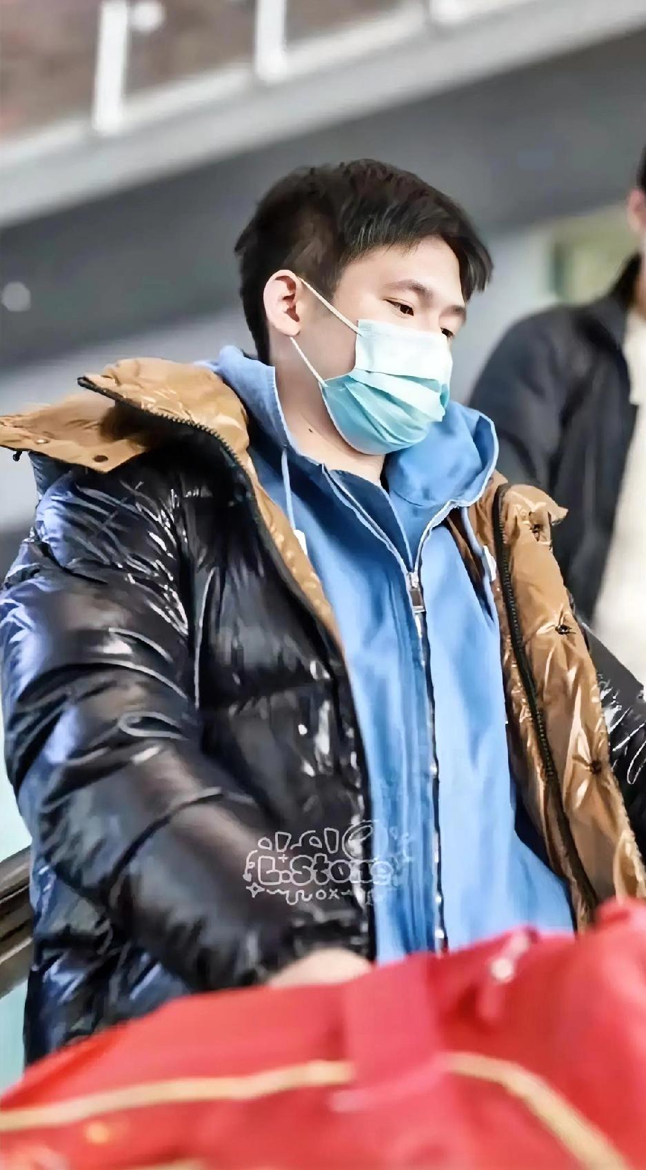 小石头离开香港赛场时那落寞的模样，看着真叫人揪心，蔫头耷脑的，活脱脱像个犯了错等