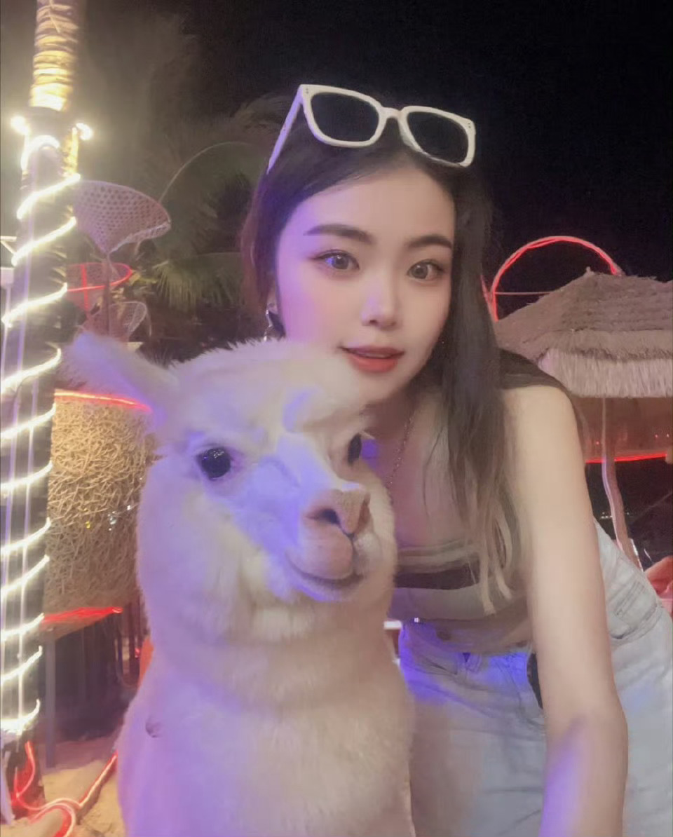 成都征婚【7499号】99年女生，身高160，销售工作，年收入10+，成都有房，