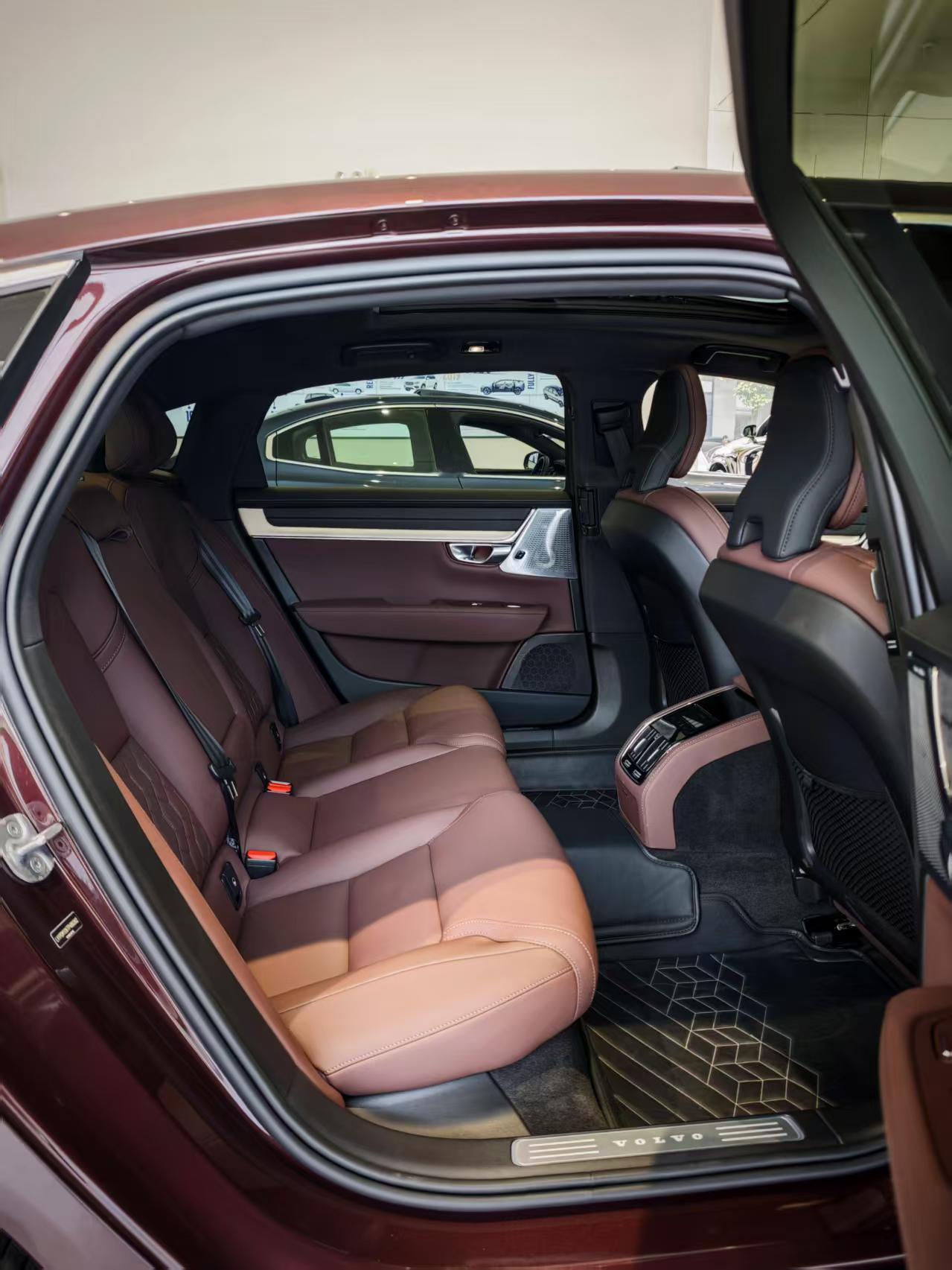 这车开起来很有反差感，性能强劲但油耗极低，日常用电安静又省钱，需要时又能给你充足