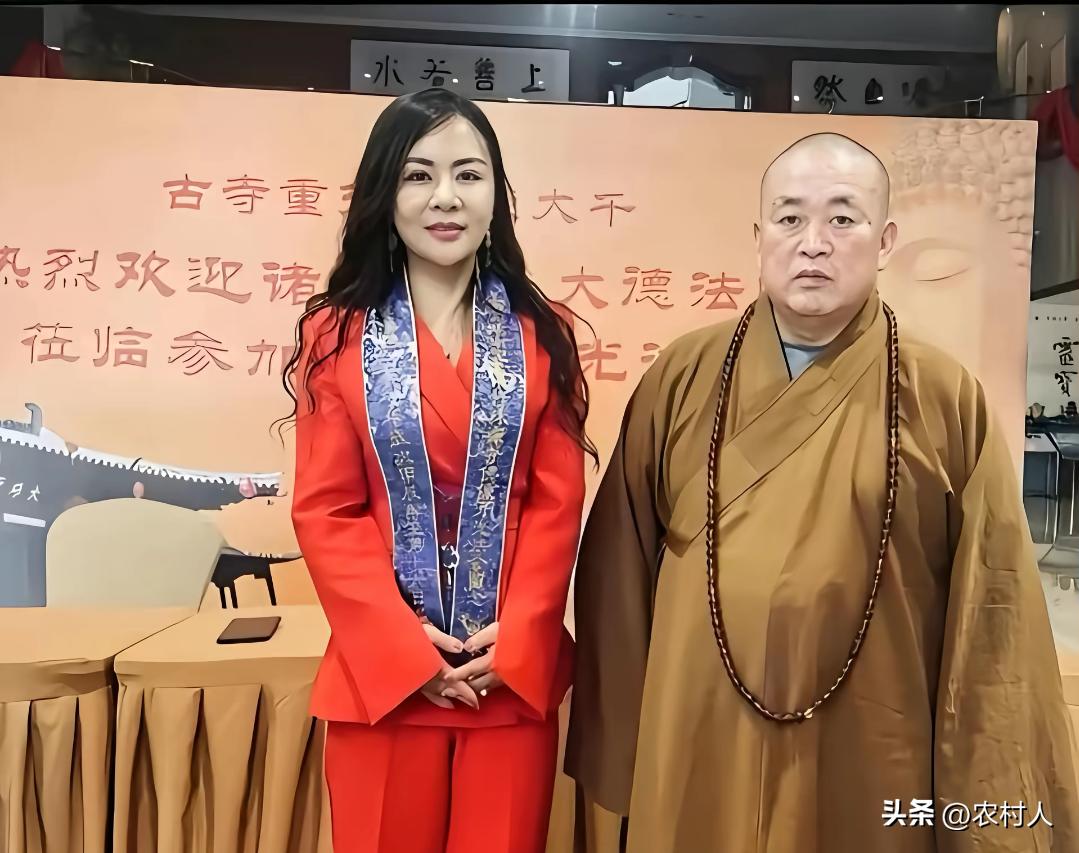 释永信就是一名和尚，为什么这么多女人抢着和他拍照？他要长相没长相，要身高没身高。
