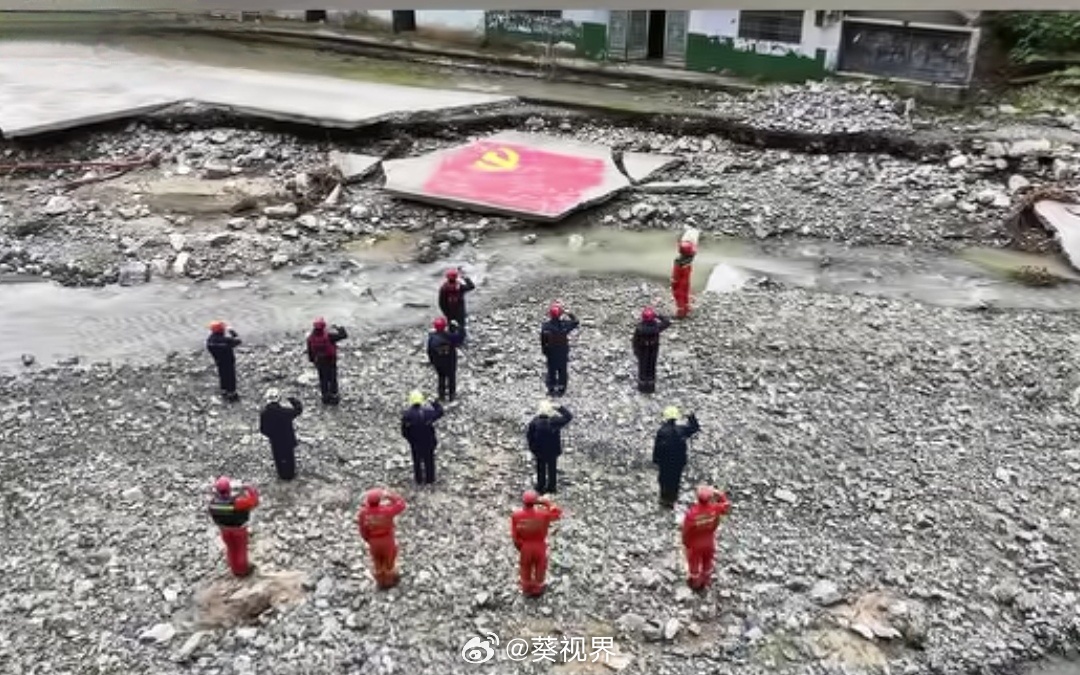 长沙一批“00后”消防员，在石门救灾一线火线入党。看哭了，这就是一个真正的共 产