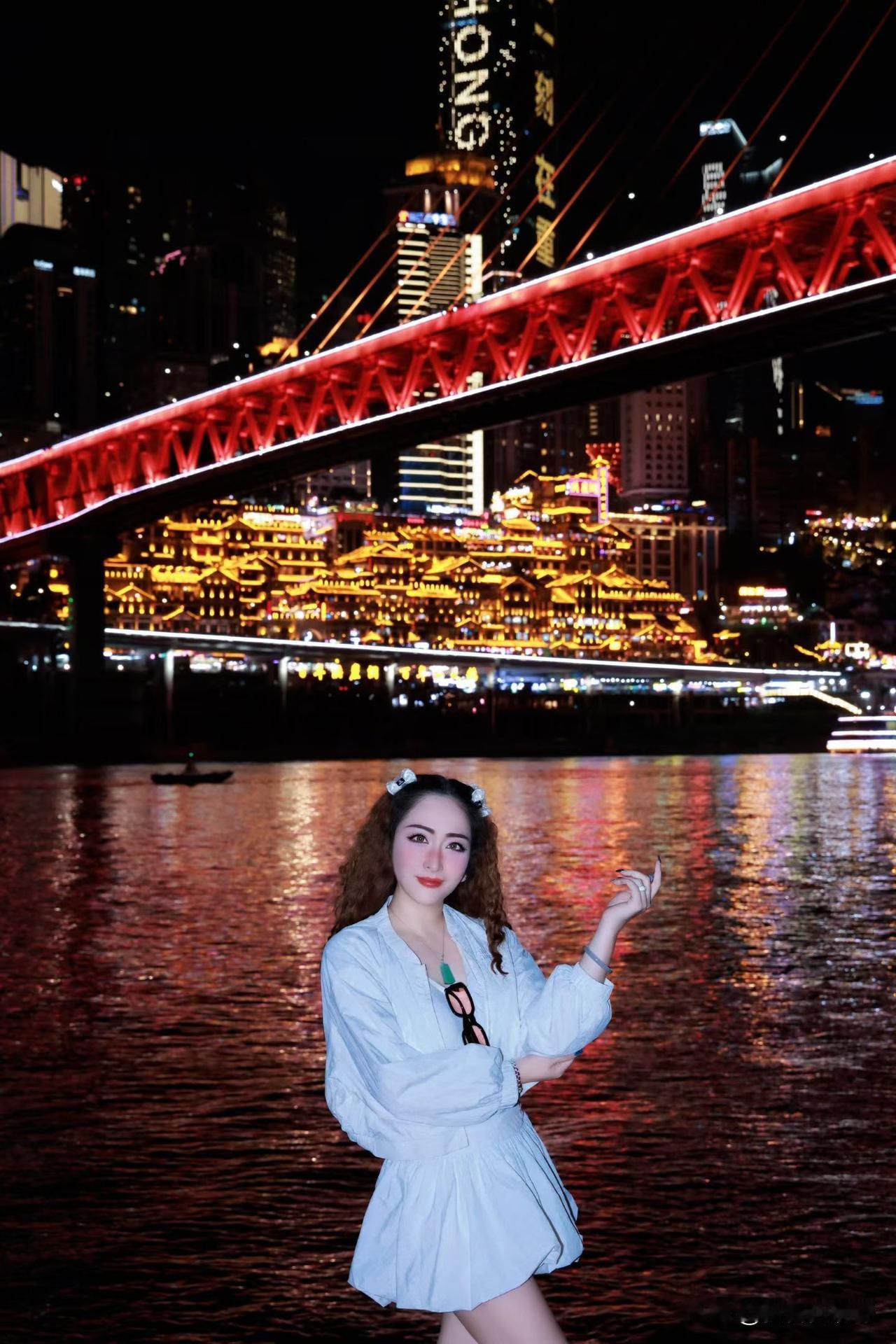 夜游重庆，灯火璀璨，少女与夜景相映成趣花海拍摄如何才能高大上 重庆白天美景 重庆