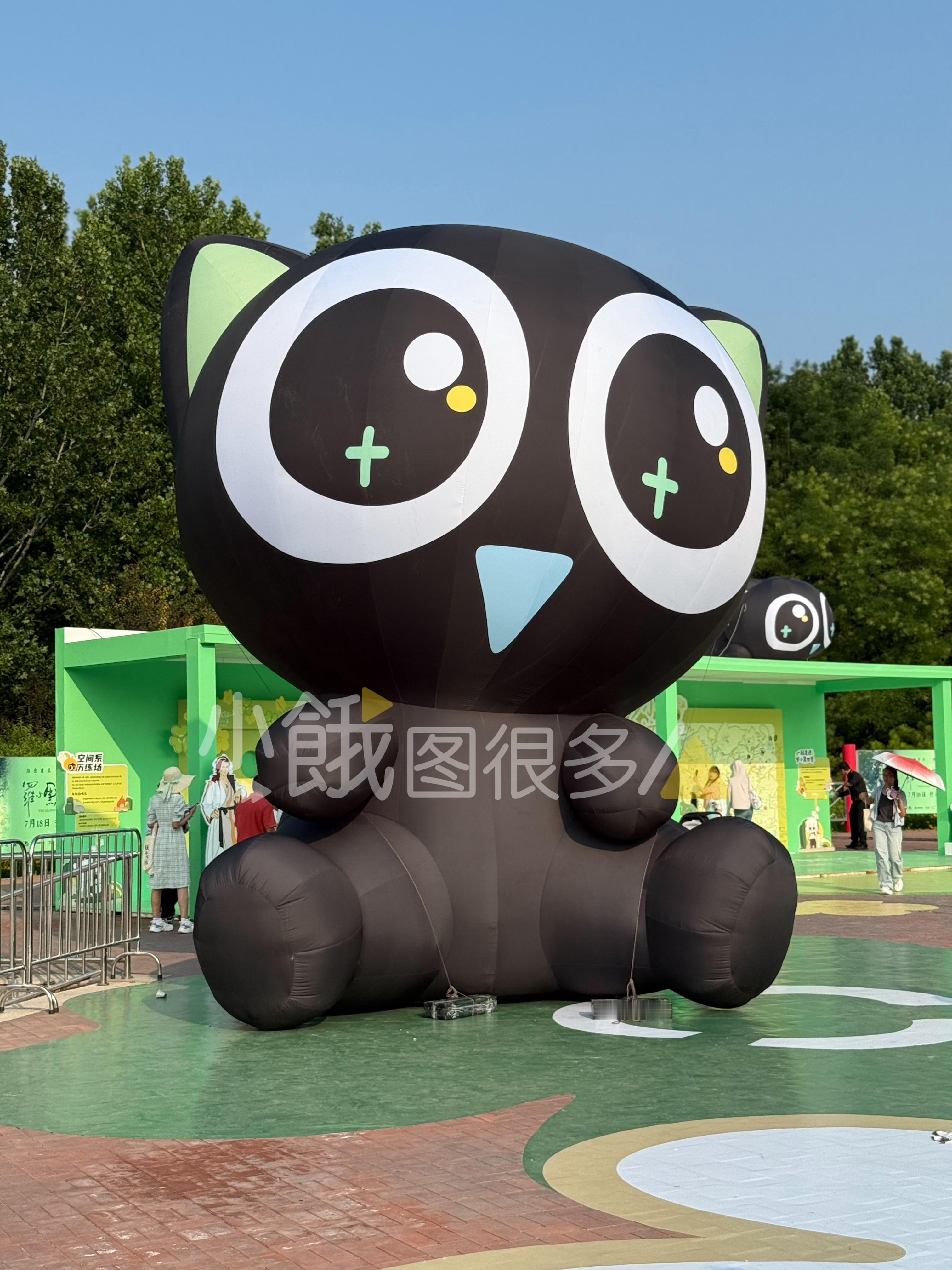 罗小黑在朝阳公园  打卡《罗小黑战记2》朝阳公园夏日狂欢盛典，好多可爱的小黑猫！