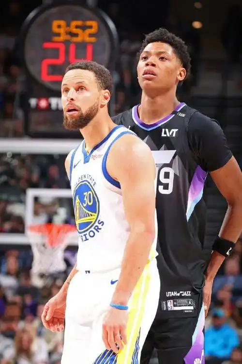 勇士自己不争气，爵士是真不想赢啊，却全场领先，主帅哈迪一直黑着脸，唯一的一次笑，