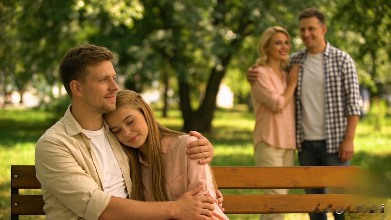 一个爱你的人会舍得不联系你吗？我觉得大概率是不会的。
真正爱你的人，会本能地渴望