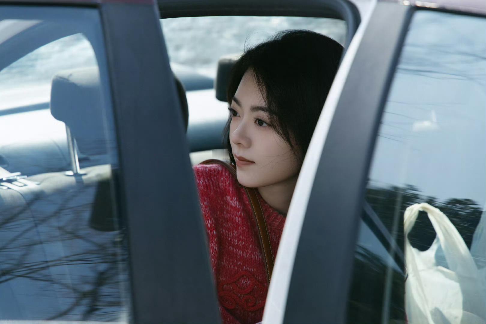 赵今麦穿着西瓜色毛衣吃西瓜 捕捉一枚可爱小西瓜～就这样穿着西瓜色毛衣一起追剧！大