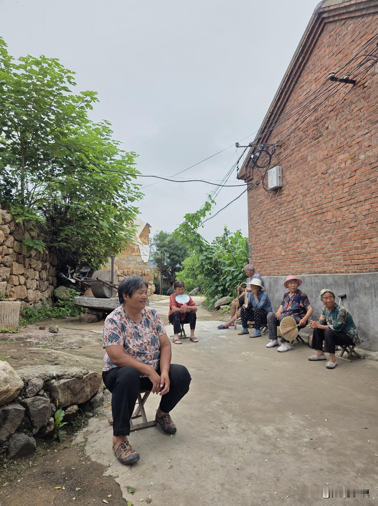 深深地理解了一句话——穷有穷的缘由，富有富的道理……

这一阵子乡亲们聚在一起，