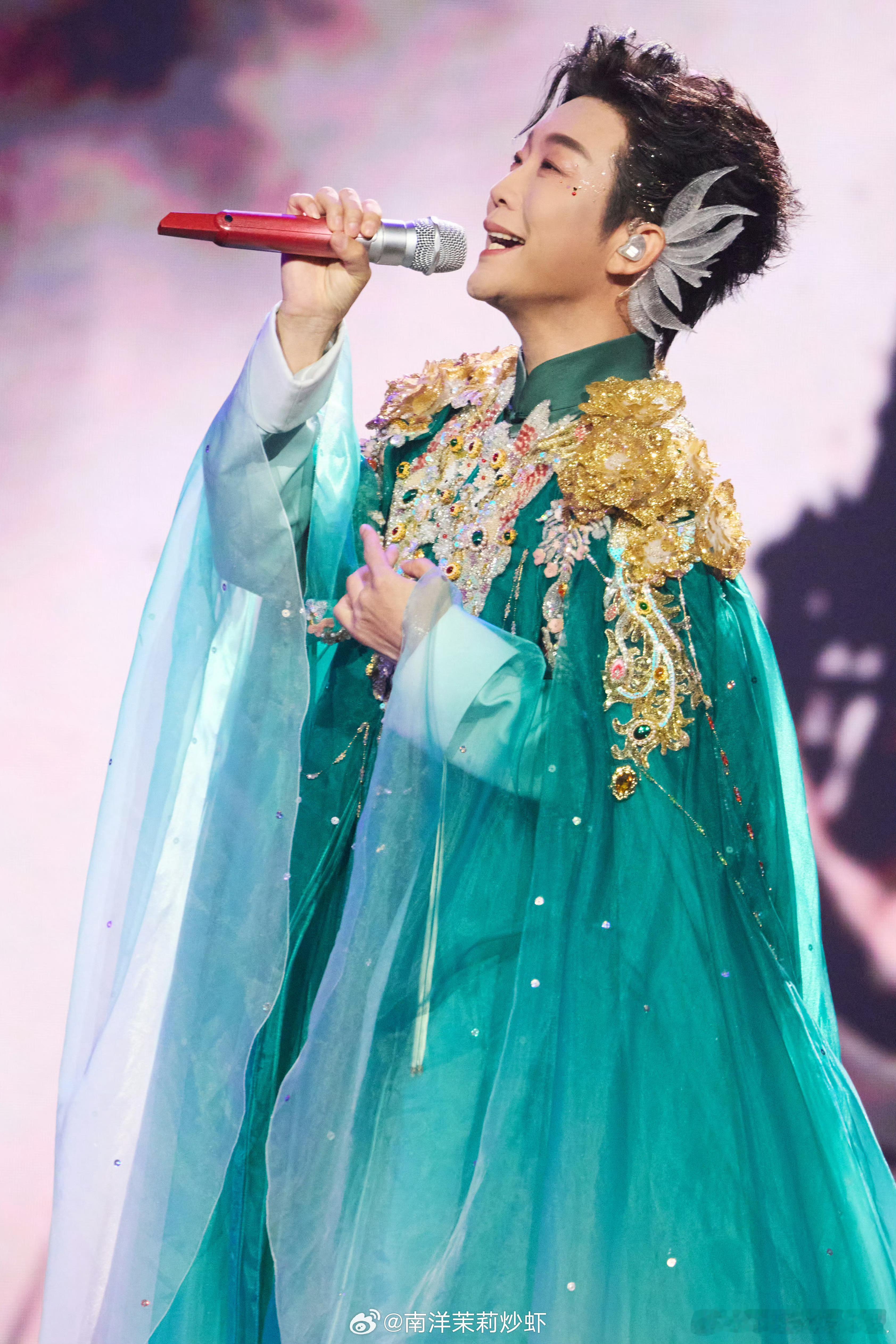 李玉刚直播回应隐退李玉刚回应隐退传闻📸哈尔滨演唱会幕后直播惊喜满满，李玉刚澄清