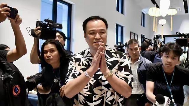 当泰国民众看到佩通坦失去了文化部长的时候，这时候他们感觉到新总理阿努延并不是一个