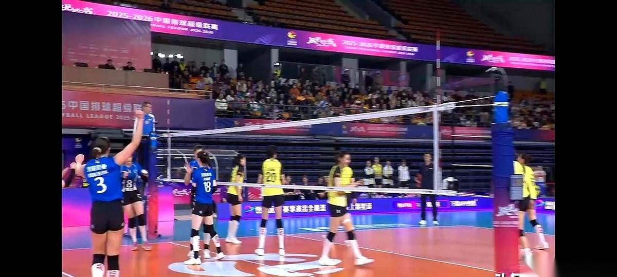 15比25。
我的天，第一局就被人摁在地上摩擦，直接干蒙了。
这可是半决赛啊，不