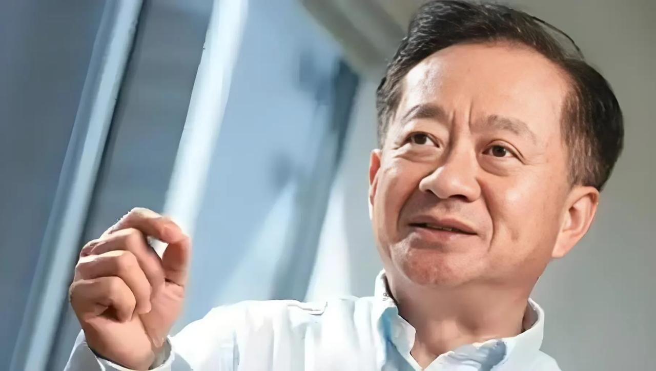 梁孟松，记住这个名字，芯片教父。

第一、1952年出生中国台湾，今年72岁。