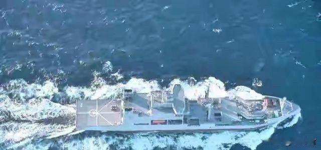 2025年某个清晨，一艘叫“奥特亚罗瓦”的新西兰补给舰，慢慢驶进台湾海峡，这船两