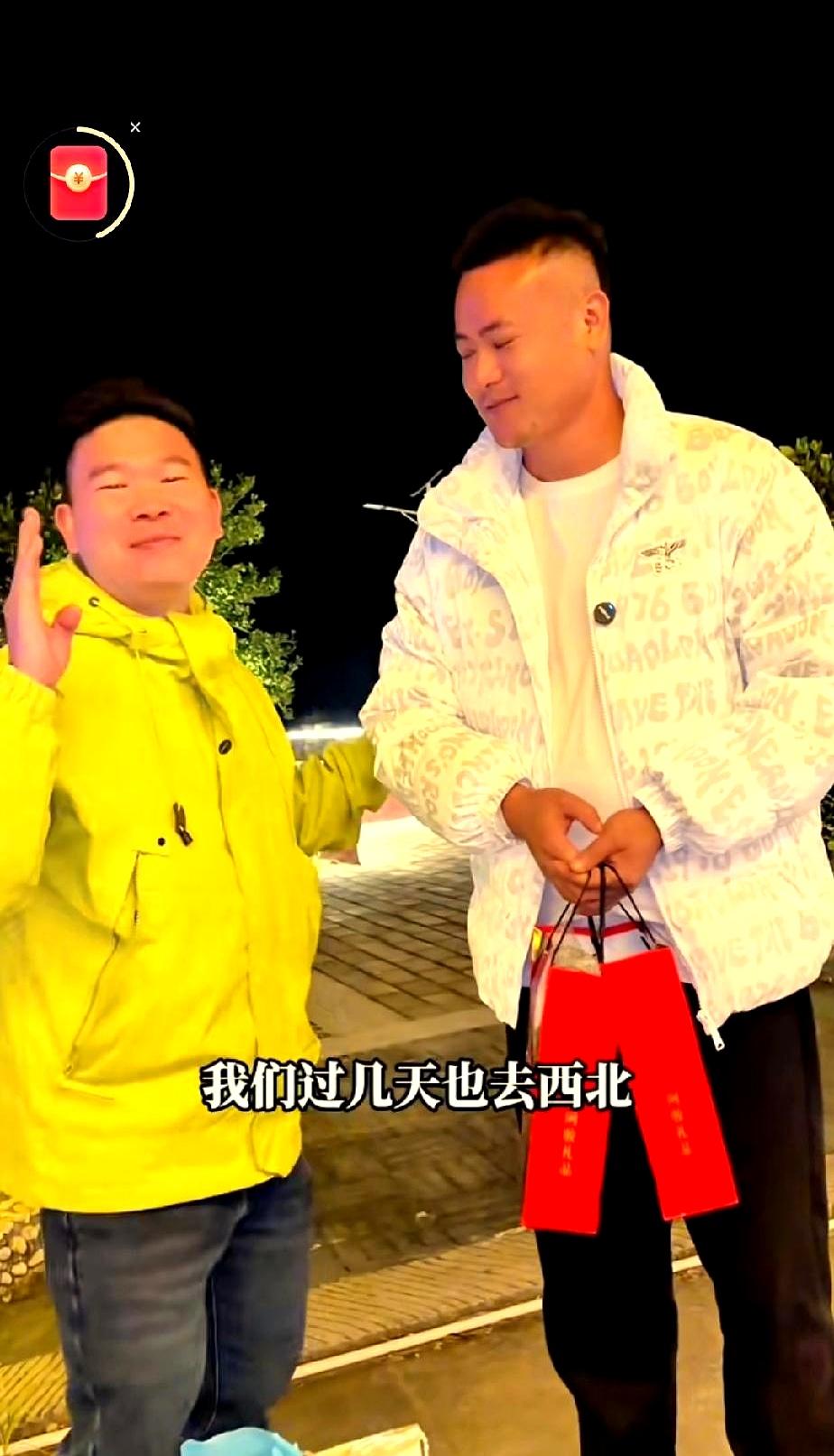 钟凡从新地球村再出发，追光西北盼成长。
 

一个人在凤凰古城闯荡，粉丝量却停在