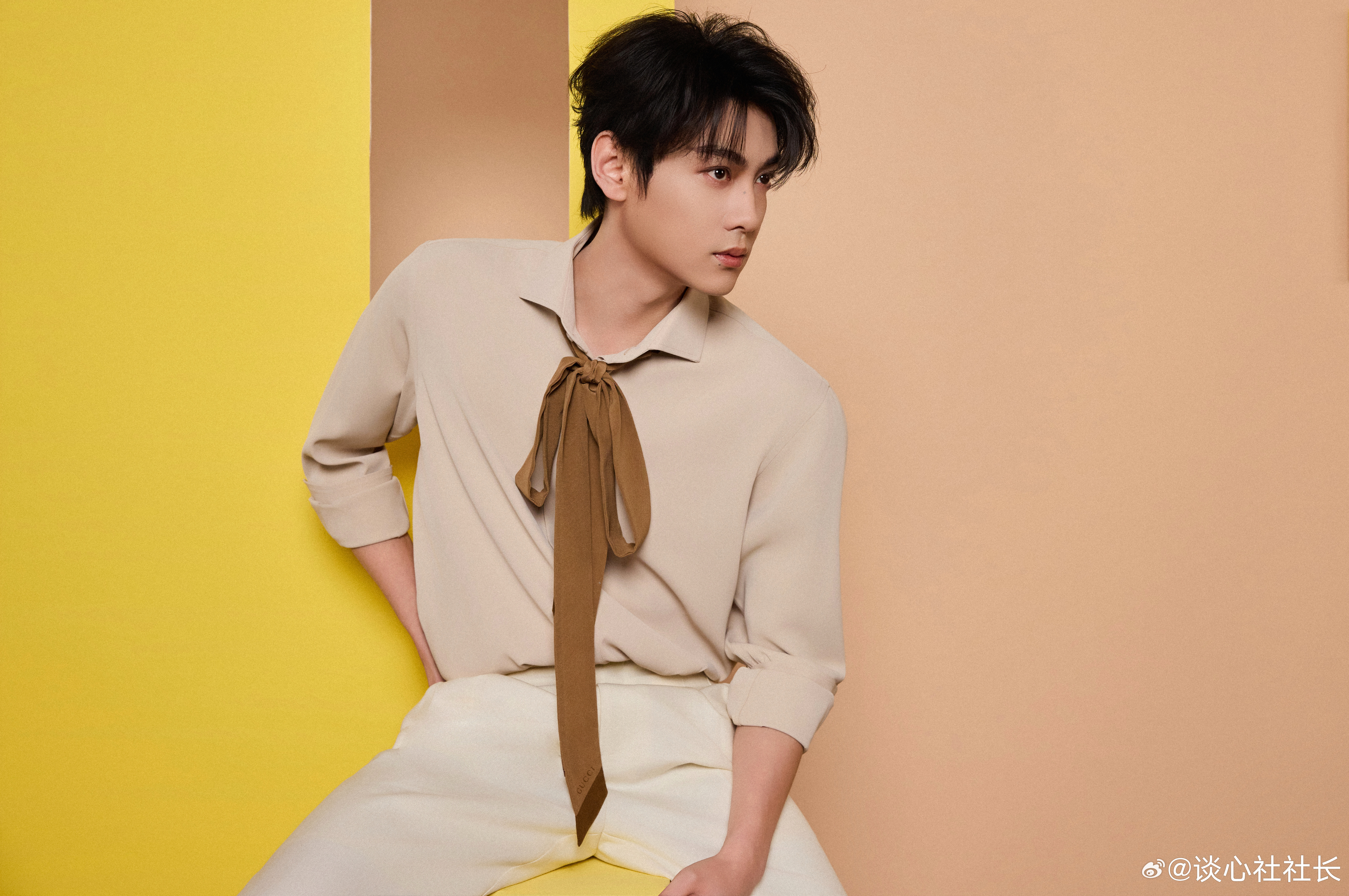 【田栩宁丝带领结造型】田栩宁 田栩宁浅杏色丝带领结造型好绝✨温柔浅杏衬衫搭配复古