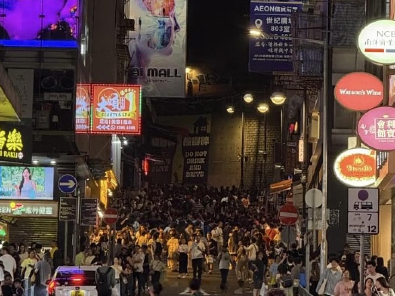 万圣节国际大都会香港  「不少人到香港中環兰桂坊 慶祝萬聖節中環站D1及D2出入