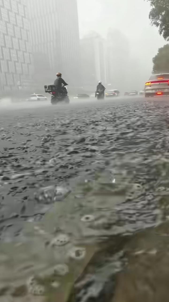 广州越秀今天这雨下得也太猛了！简直是天漏了一样，滂沱大雨哗哗的，出门两步鞋就全湿