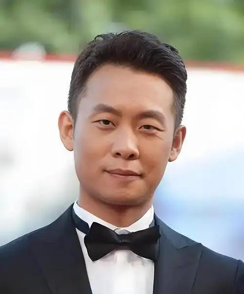2004年，两个人在人生路上走到了某个暗夜的路口：一个挣扎求存的年轻演员，被命运