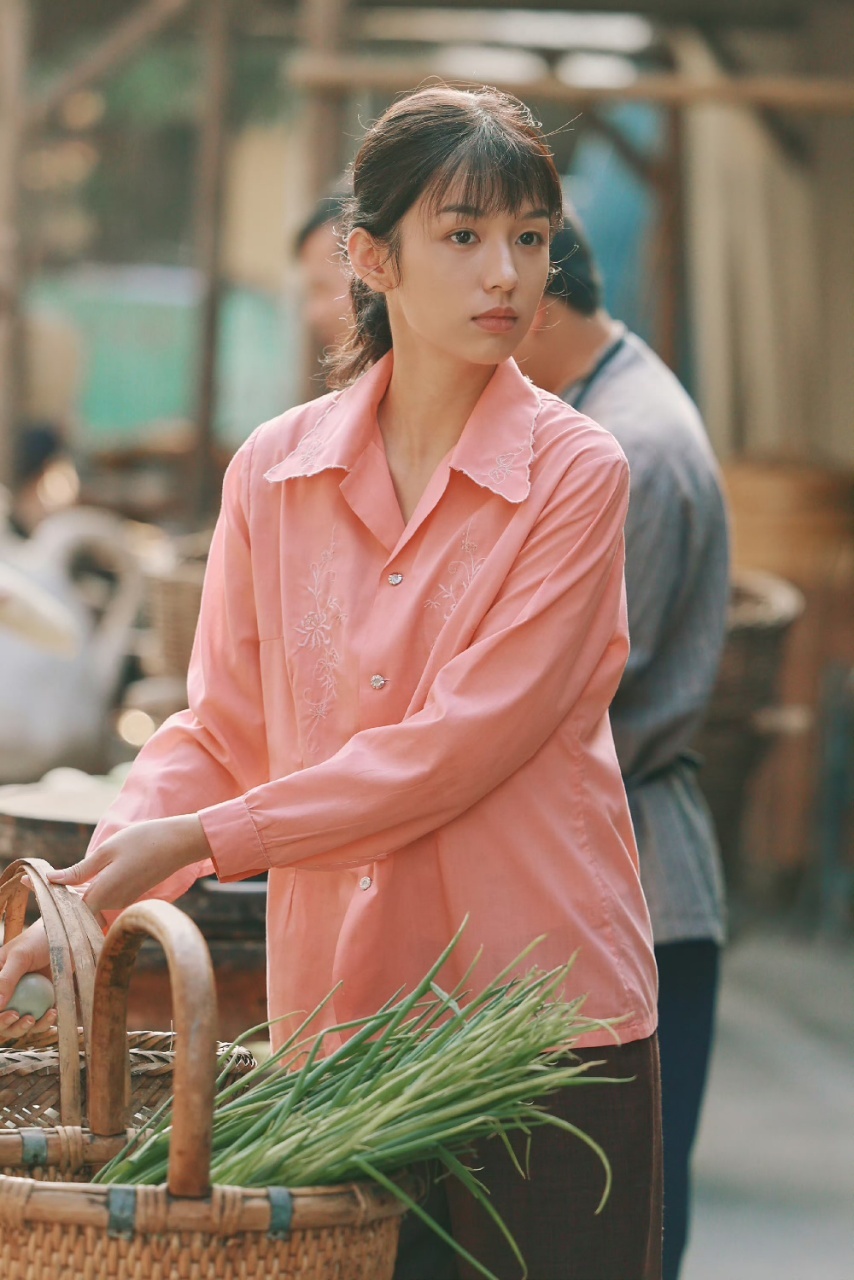 周也这样剧宣会有人看吗豆包给周也搭配的霸总装你好1983今日开播周也的剧宣方式太