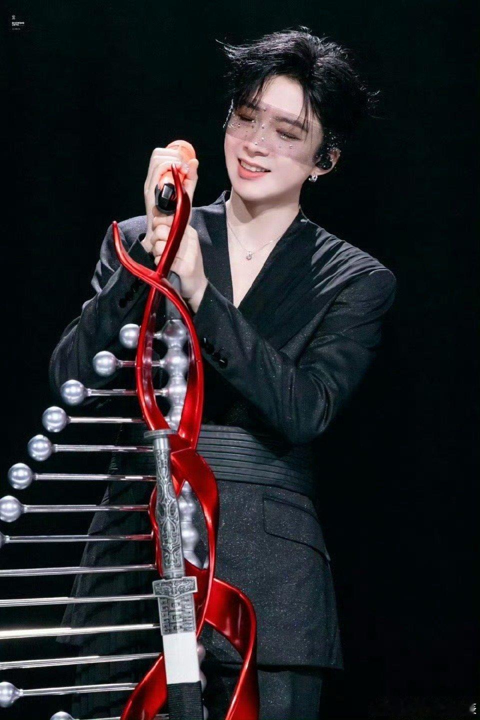 刘宇宁眼纱接花瓣刘宇宁演唱会 薄纱遮眼接花瓣，这波国风美学被狠狠拿捏！温柔又有戏