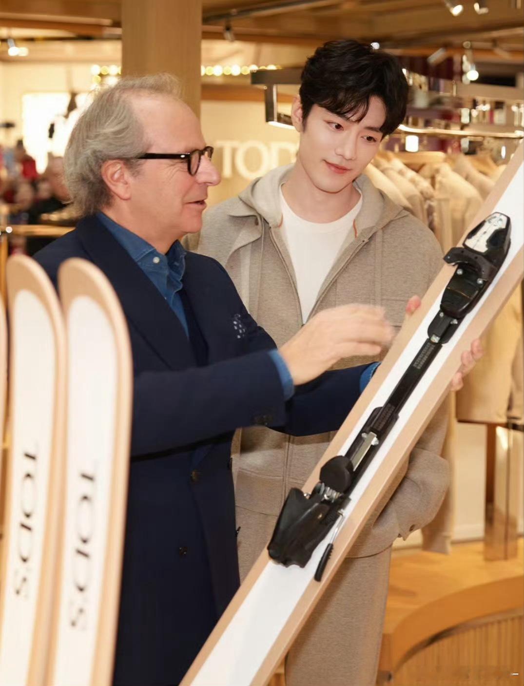 天呐谁懂 肖战看滑雪板的时候 好温柔啊啊啊啊啊