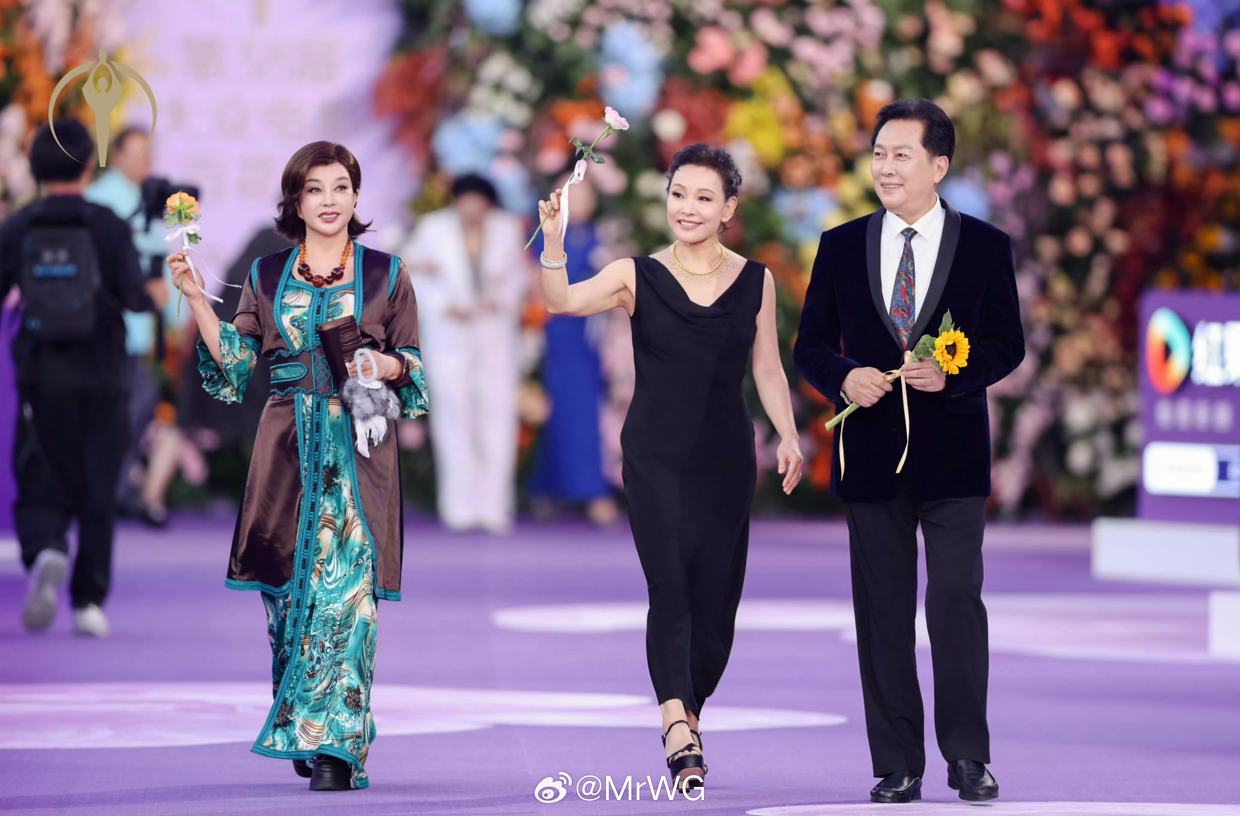 百花奖红毯老片【小花】主演三人组，百花奖重聚——依然光彩夺目的老年人代表，刘晓庆
