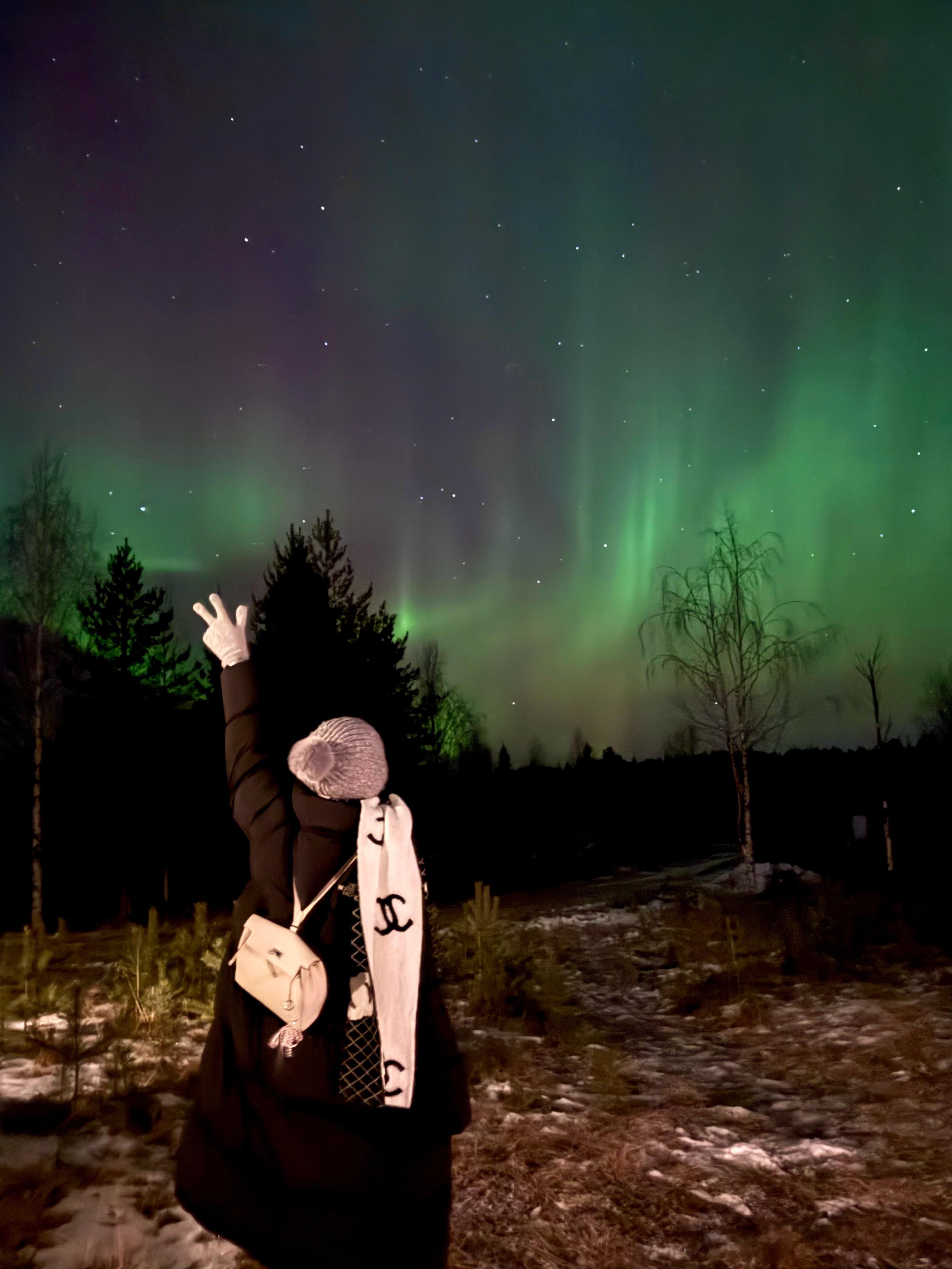 在罗瓦涅米捕捉到人生极光追了三个小时没追到回酒店睡觉了 结果去退房的时候开门就看