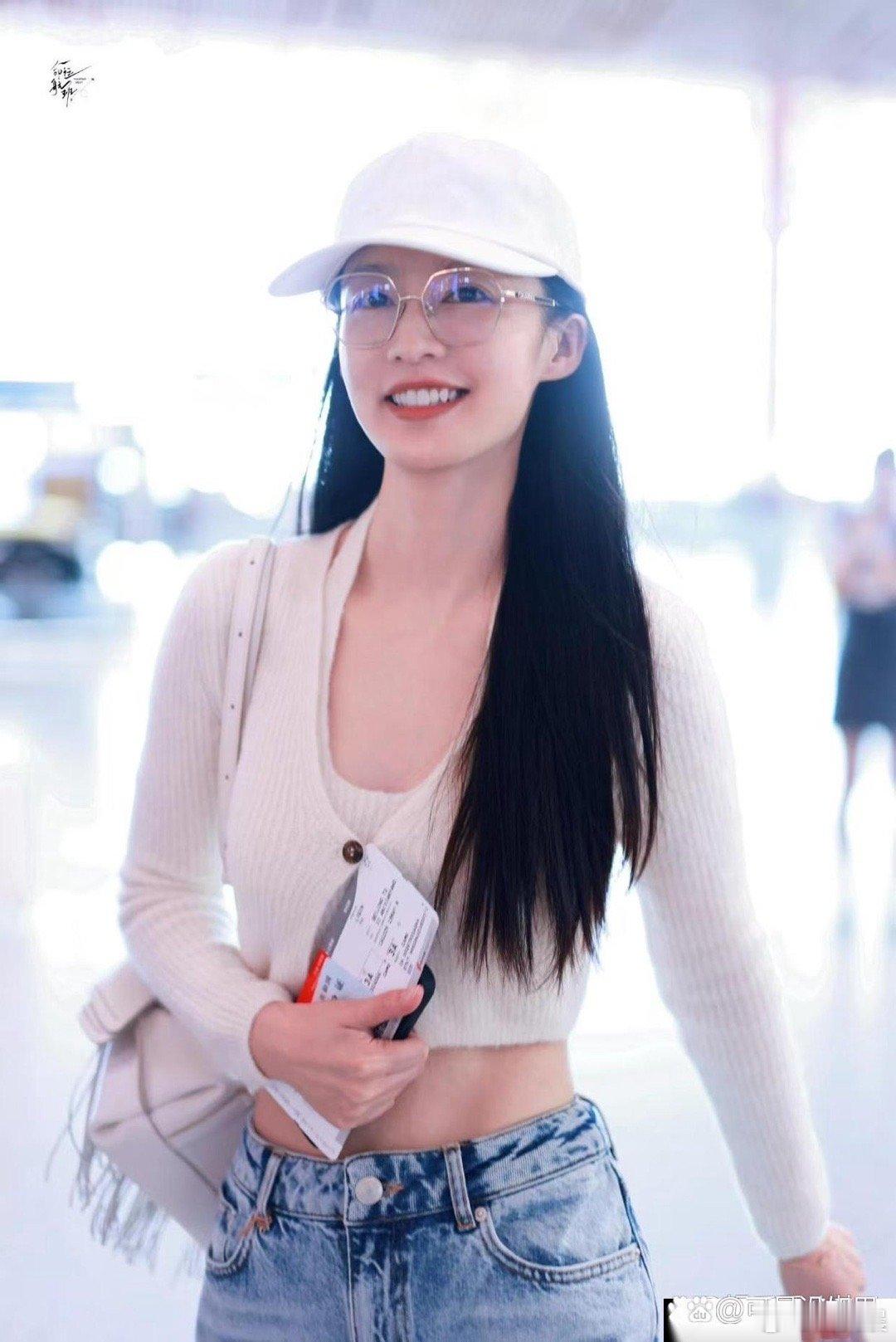 李沁这颜值真的绝了！美得耀眼夺目，还依旧满是年轻活力，状态好到犯规～ 