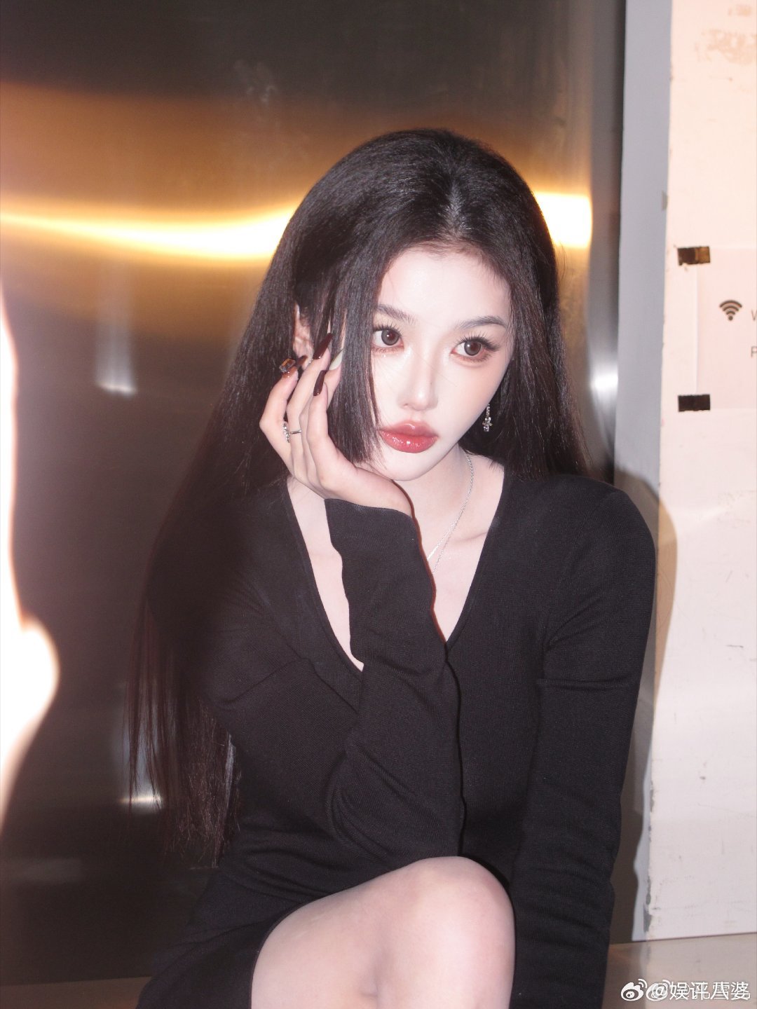 暗调光影+纯黑长裙，清冷妩媚两种气质同时在线，黑长直真的是氛围感神器孔雪儿