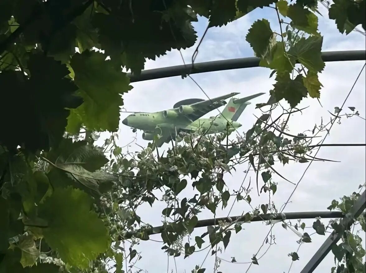 7821号KJ-3000原型机又被拍到了 [酷]这次是老乡在瓜棚下拍到的 [二哈