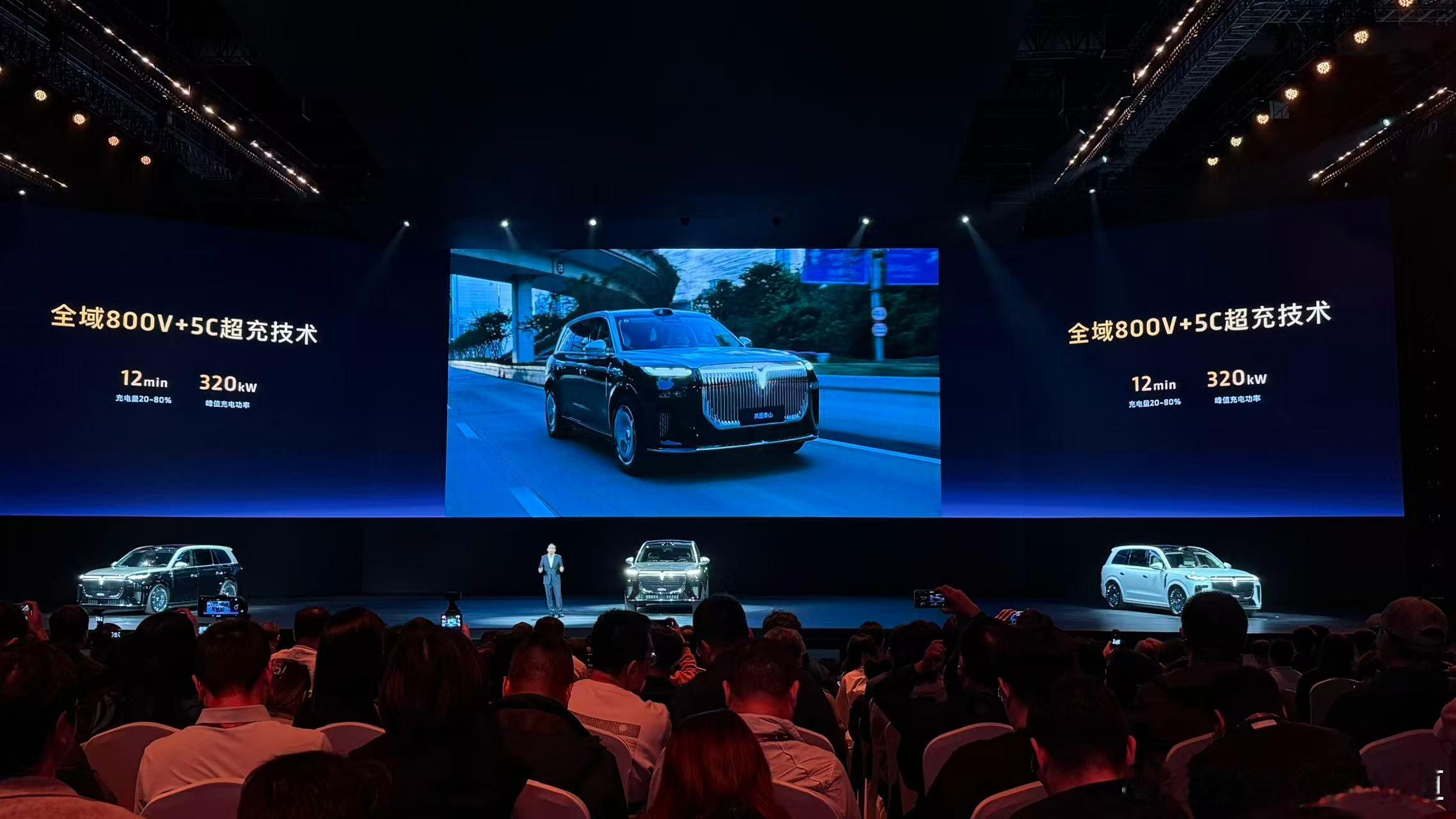 豪华大六座SUV岚图泰山上市，4款配置，指导价37.99-50.99万元。新车搭