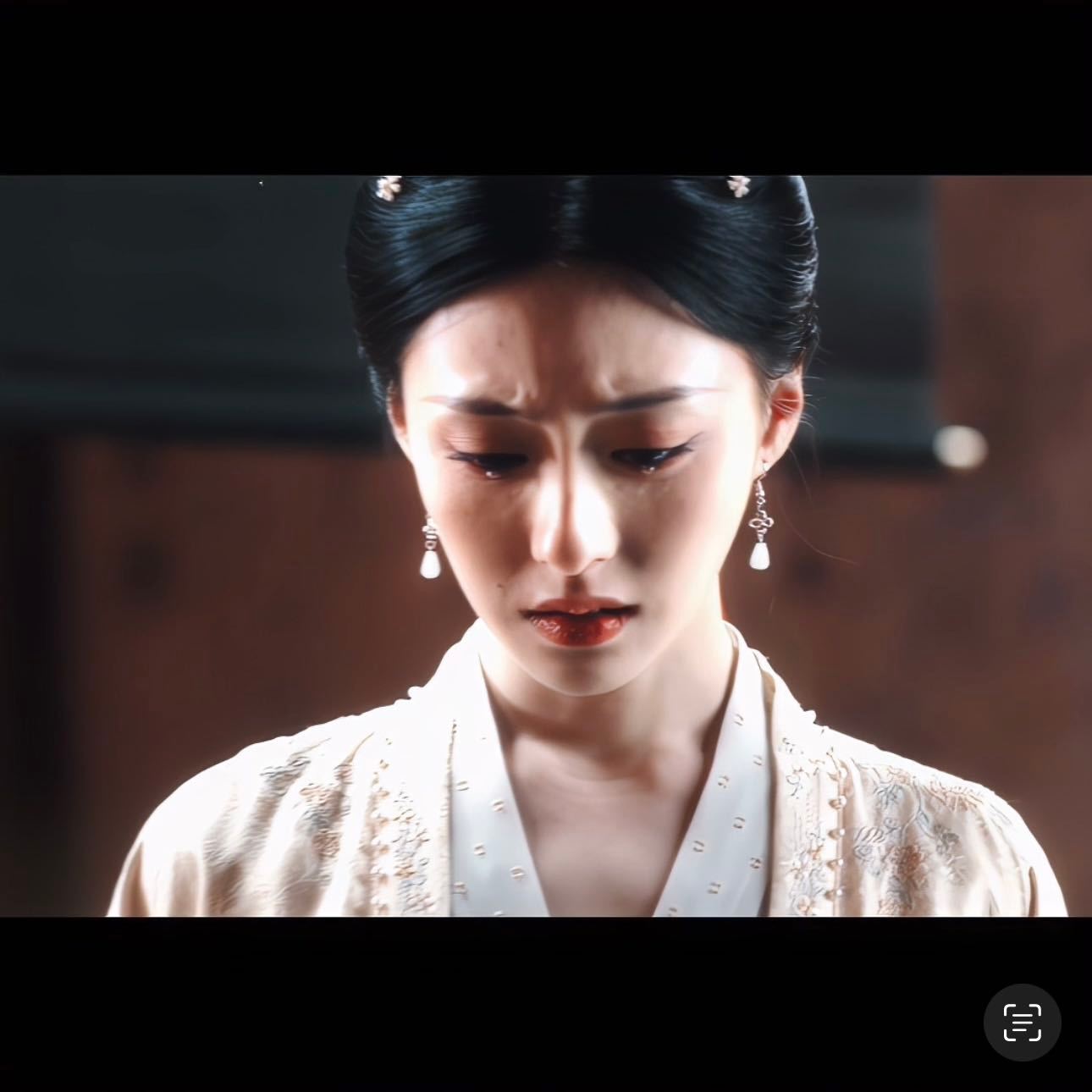 胡连馨哭戏 看《满庭芳》苏乐虞哭戏，才懂胡连馨把“破碎”演得有多细腻——眼尾红得