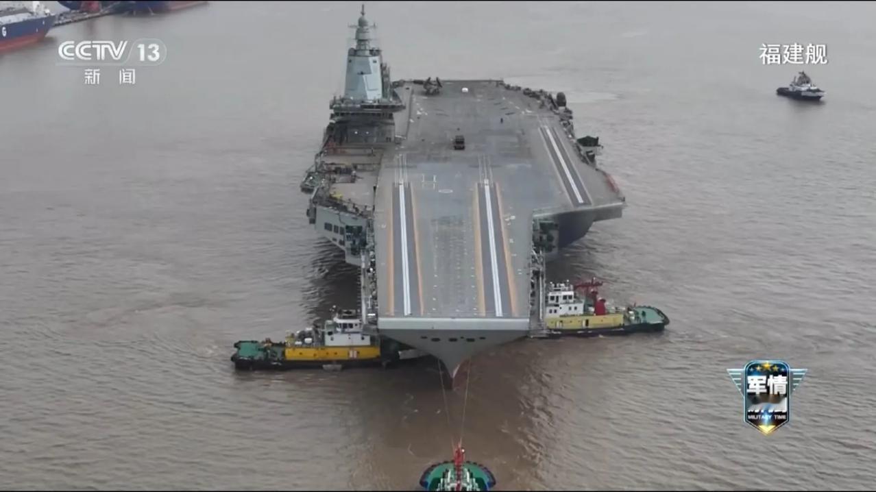 我国海军福建号航空母舰正面照和侧身照，如果不悬挂旗帜的话，一时半会还真的会跟美军