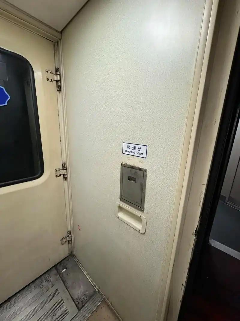 动车已禁烟，绿皮车还要多久？动车上抽烟的时代，算是彻底翻篇了。
现在去坐高铁动车