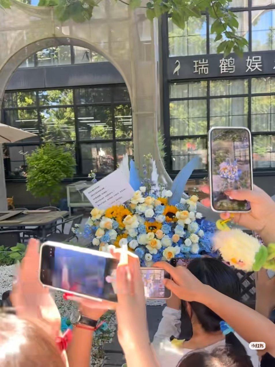 月月这些花都是给你和雷子的！快来拿吧！ 