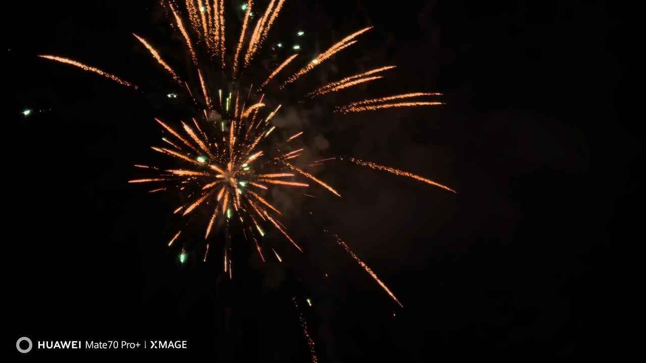 华为Mate70 Pro+ XMAGE影像的烟花简直是元宵节的神来之笔——当烟花